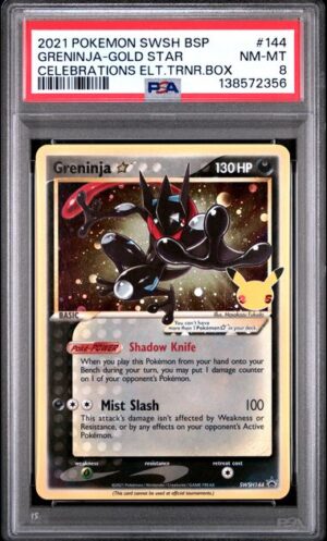 De Greninja [Gold Star] #SWSH144 uit de Pokémon Celebrations-serie, beoordeeld met PSA 8, is een zeer gewilde en zeldzame kaart onder verzamelaars. De Gold Star-kaarten staan bekend om hun zeldzaamheid, glanzende afwerking en speciale uitstraling, en Greninja is een populaire Pokémon onder fans. Greninja [Gold Star] #SWSH144 Pokemon Celebrations